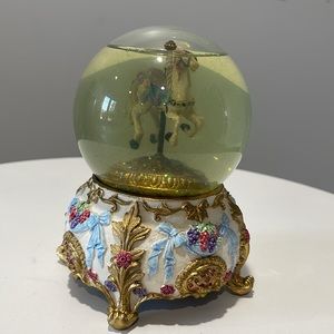 Vintage 1991 Cape Craftsmen Snow globe plays  Carousel Waltz collectible